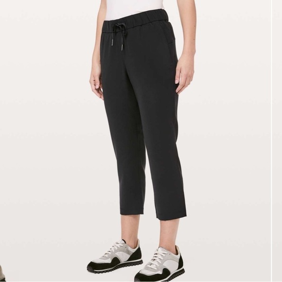 Lululemon On The Fly Crop *Woven 23" Black Sz 2 - Picture 3 of 12